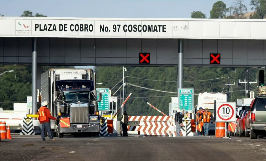 Choque de autobús, tractocamión y automóvil en la supercarretera a Mazatlán