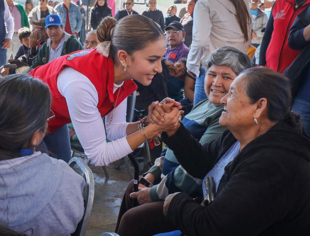 Entrega Marisol Rosso apoyos invernales y alimentarios en el ejido 6 de Enero de Lerdo