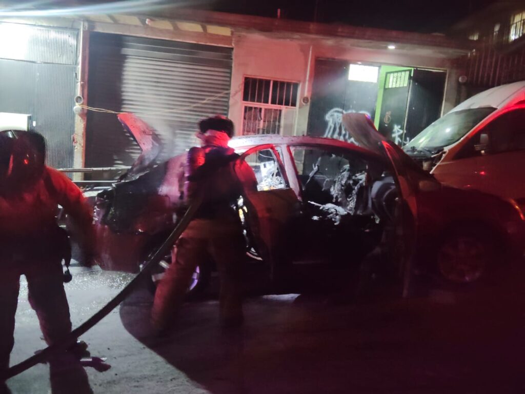 ¡Se Incendia Vehículo en Santiago! Rápida Respuesta de Bomberos