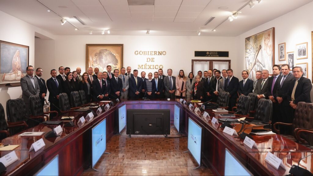 Sheinbaum encabeza reunión con directivos automotrices mexicanos