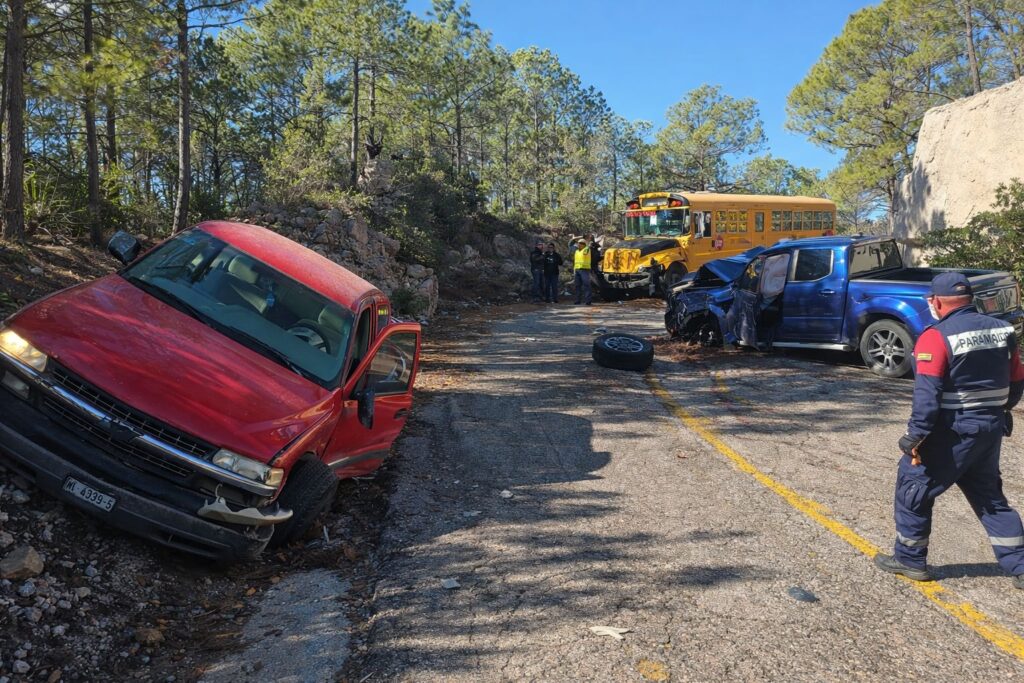 Aparatoso accidente en Guachochi, se salvan de milagro