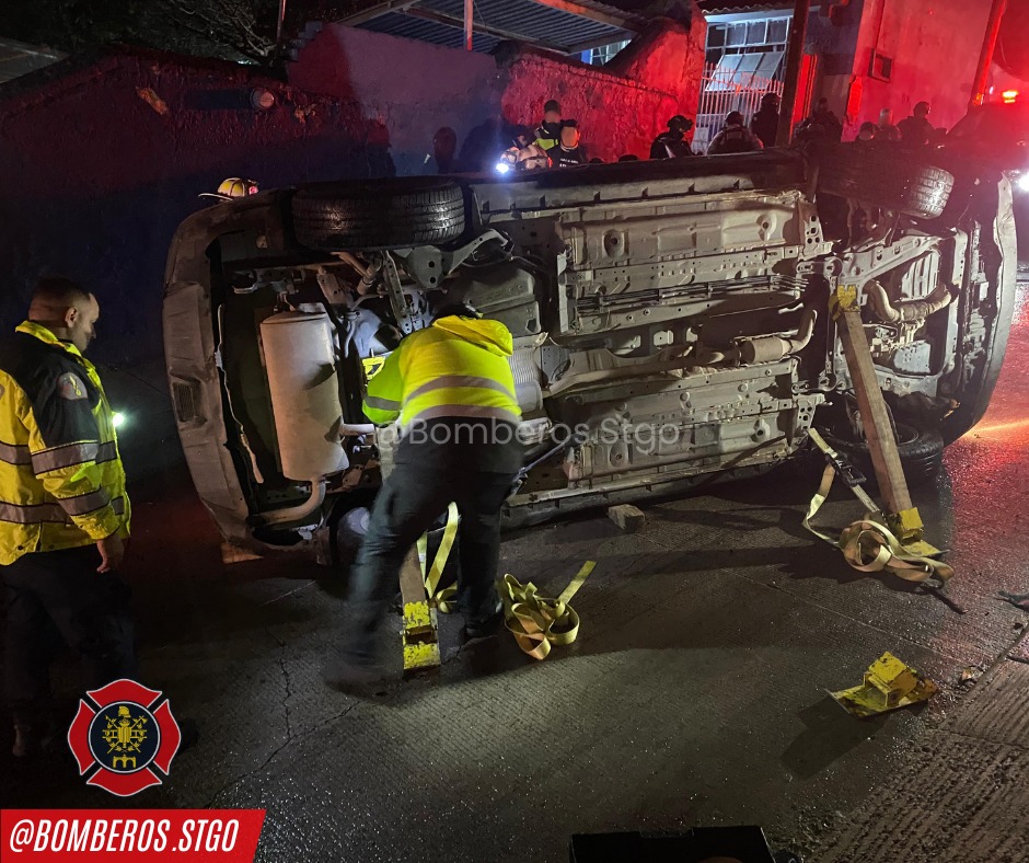 ¡Anoche! Vuelca vehículo en plena zona centro de Santiago