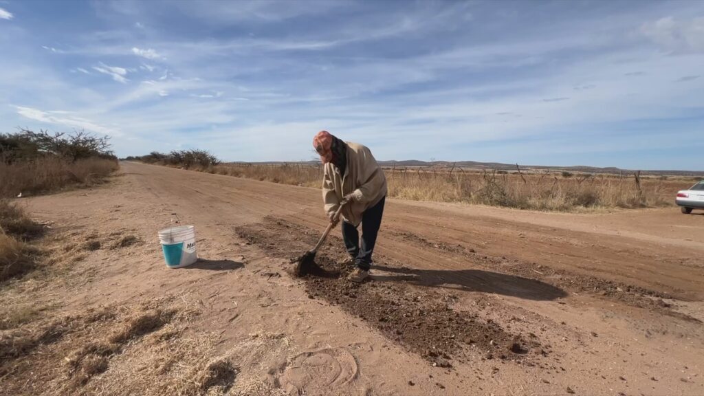 Ciudadanos realizan labores de mantenimiento en carreteras deterioradas de la región