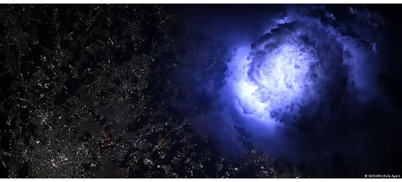 Impactante rayo es captado desde el espacio por astronauta de la NASA