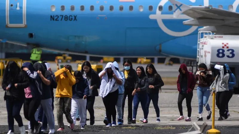 Estados Unidos ofrece más de 50 mil pesos a migrantes que se autodeporten