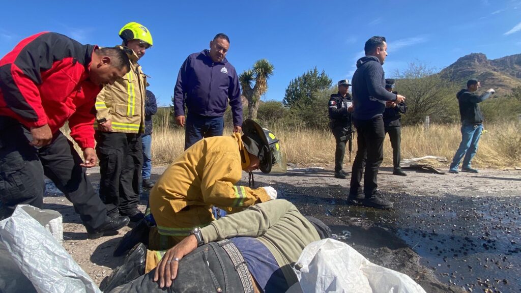Volcadura de camión materialista deja al conductor herido