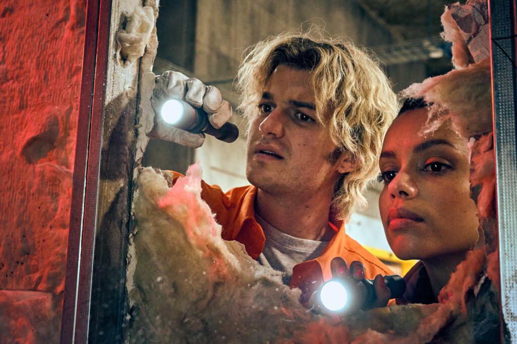 Joe Keery protagoniza “Alerta Extinción”, cinta de acción que llegará a cines este enero