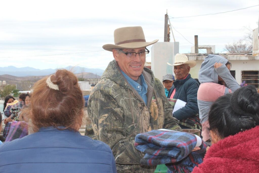 Contra el frío, abriga Jorge Rabling a familias parralenses con cientos de cobijas