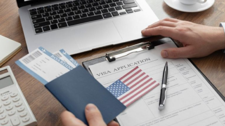 Estados Unidos suspende trámites de visa para 75 países