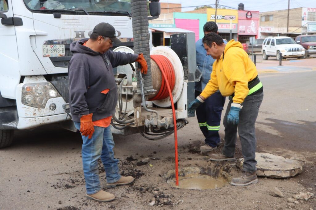Realiza Gobierno Municipal trabajos de limpieza y desazolve sanitario en la zona centro