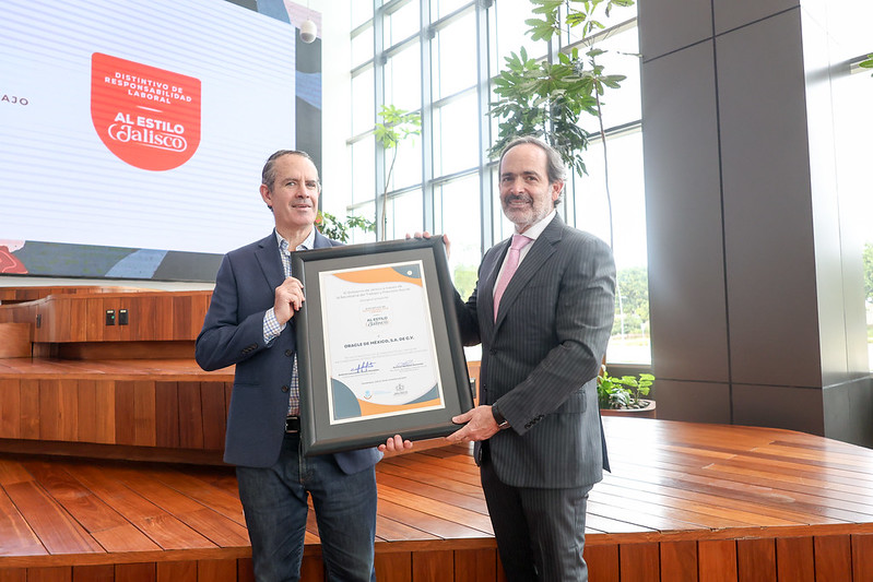 Entrega STyPS Distintivo de Responsabilidad Laboral al Estilo Jalisco a Oracle de México