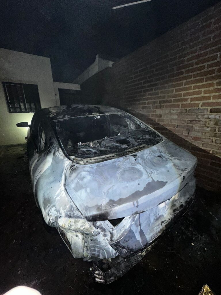 Se incendia vehículo en la colonia La Fortuna durante la madrugada