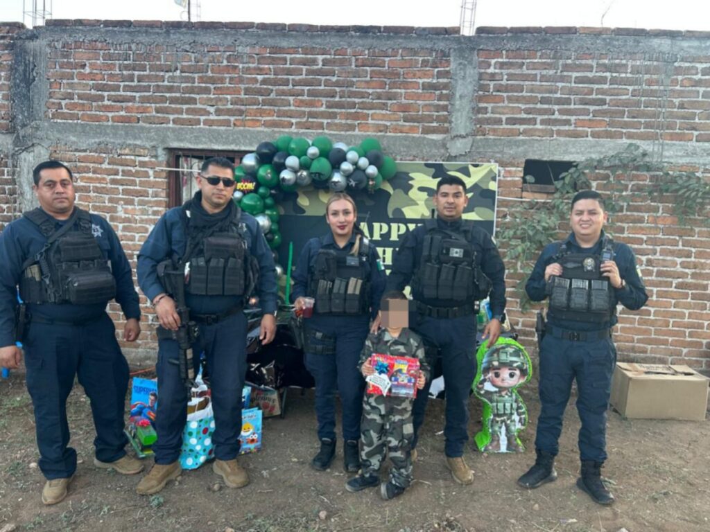 Pequeñito de 6 años invita a policías estatales a su fiesta de cumpleaños