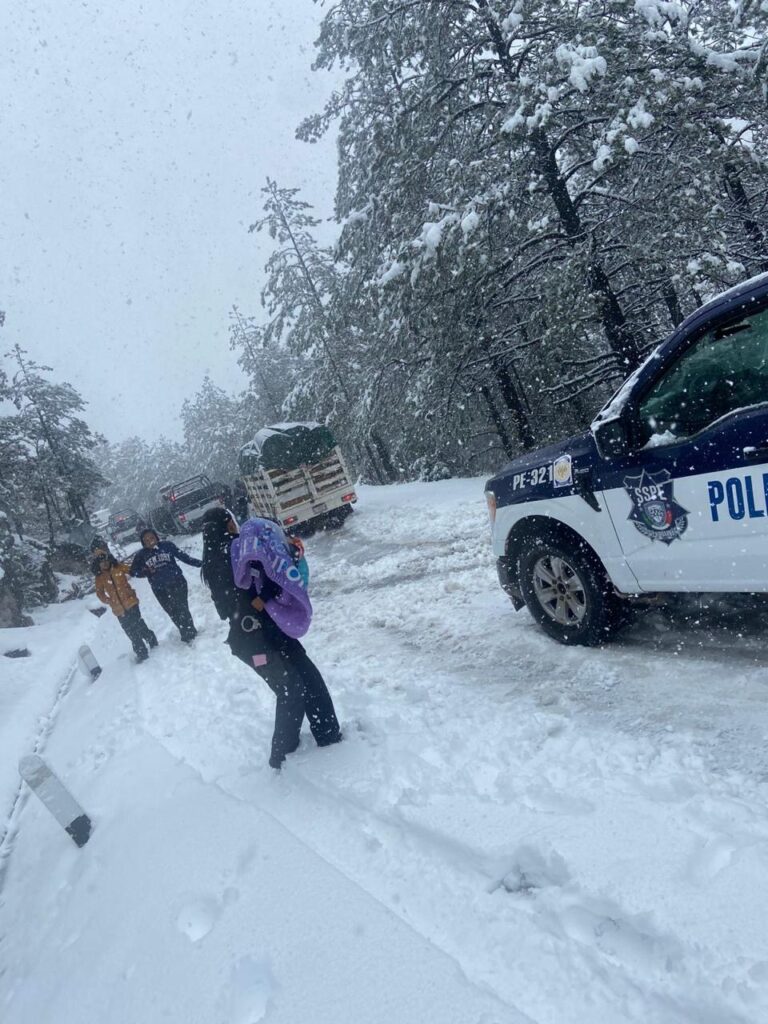 Rescatan a mujeres y niños atrapados por la nieve en Guadalupe y Calvo
