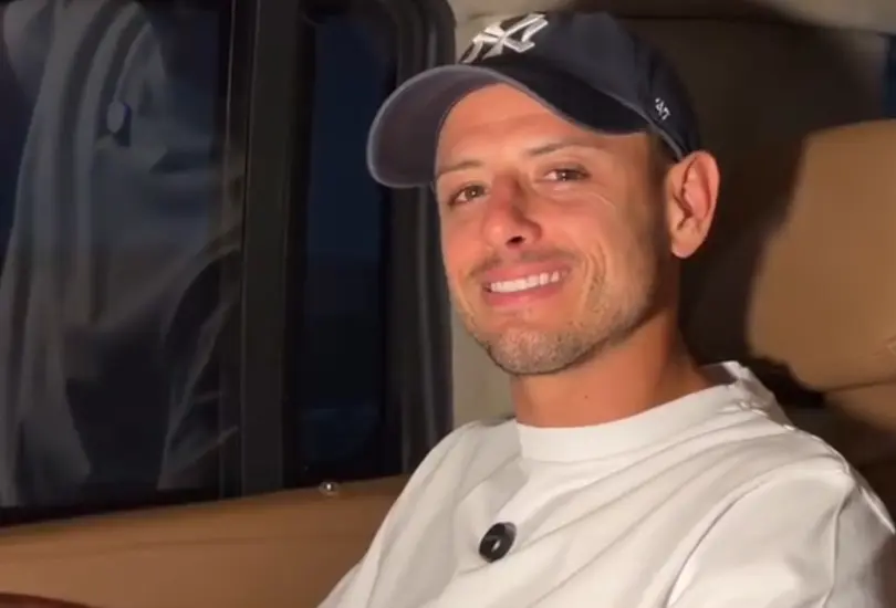 Chicharito deja el futbol y ahora se dedica a promocionar autos
