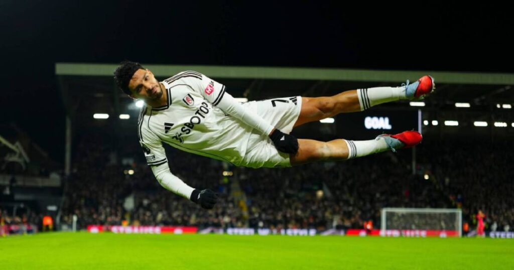 Raúl Jiménez brilla con peculiar celebración en la Premier League