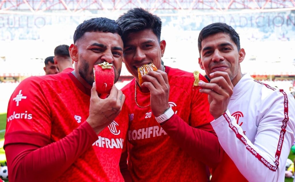 ¡Al estilo del patinaje artístico! Toluca FC celebra el Día de Reyes con juguetes