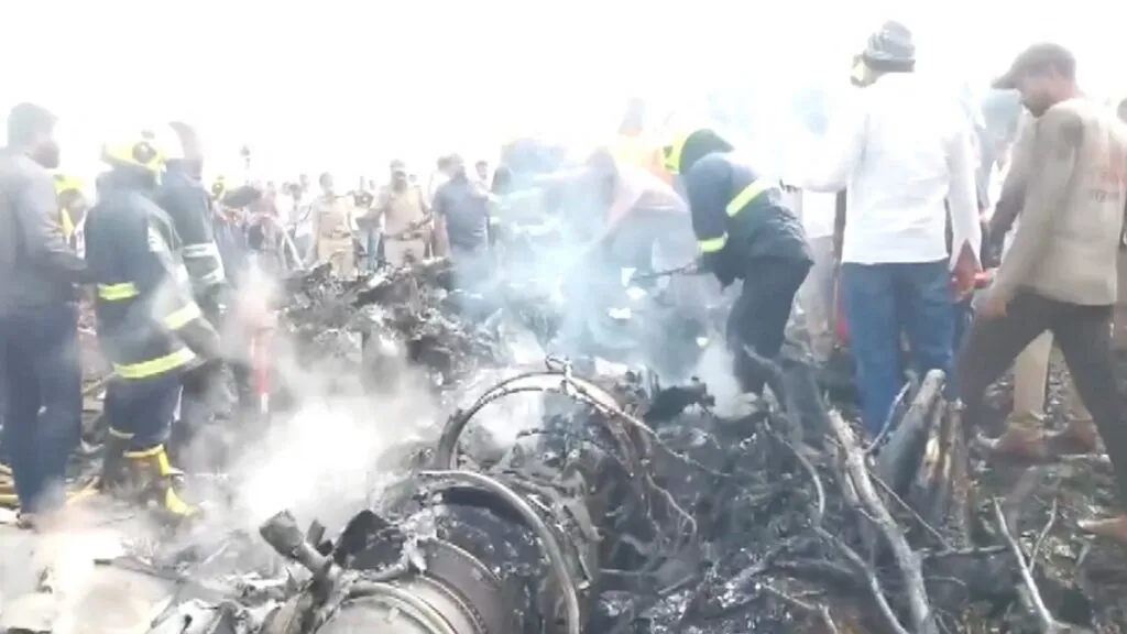 VIDEO: Avión con viceministro de Maharashtra se estrella y explota; 4 personas más murieron