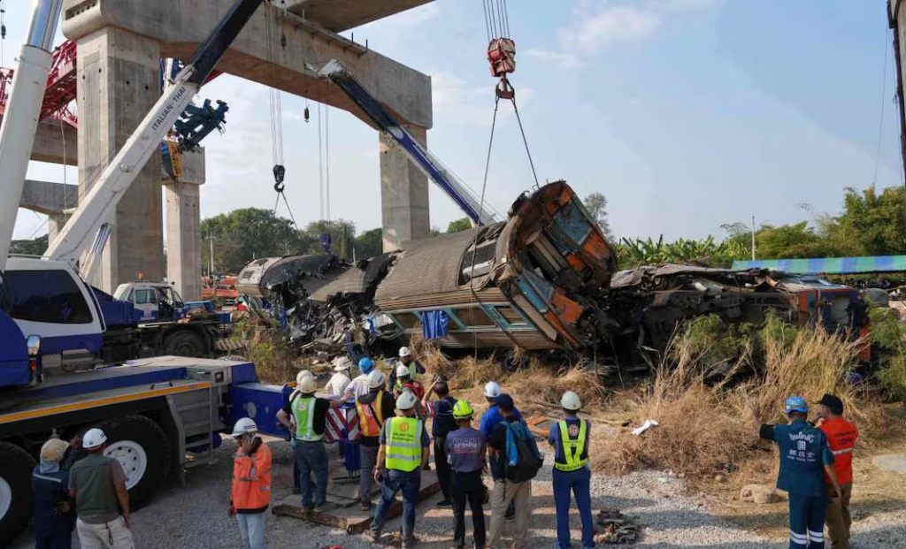Se desploma grúa sobre un tren de pasajeros en Tailandia; hay al menos 32 muertos