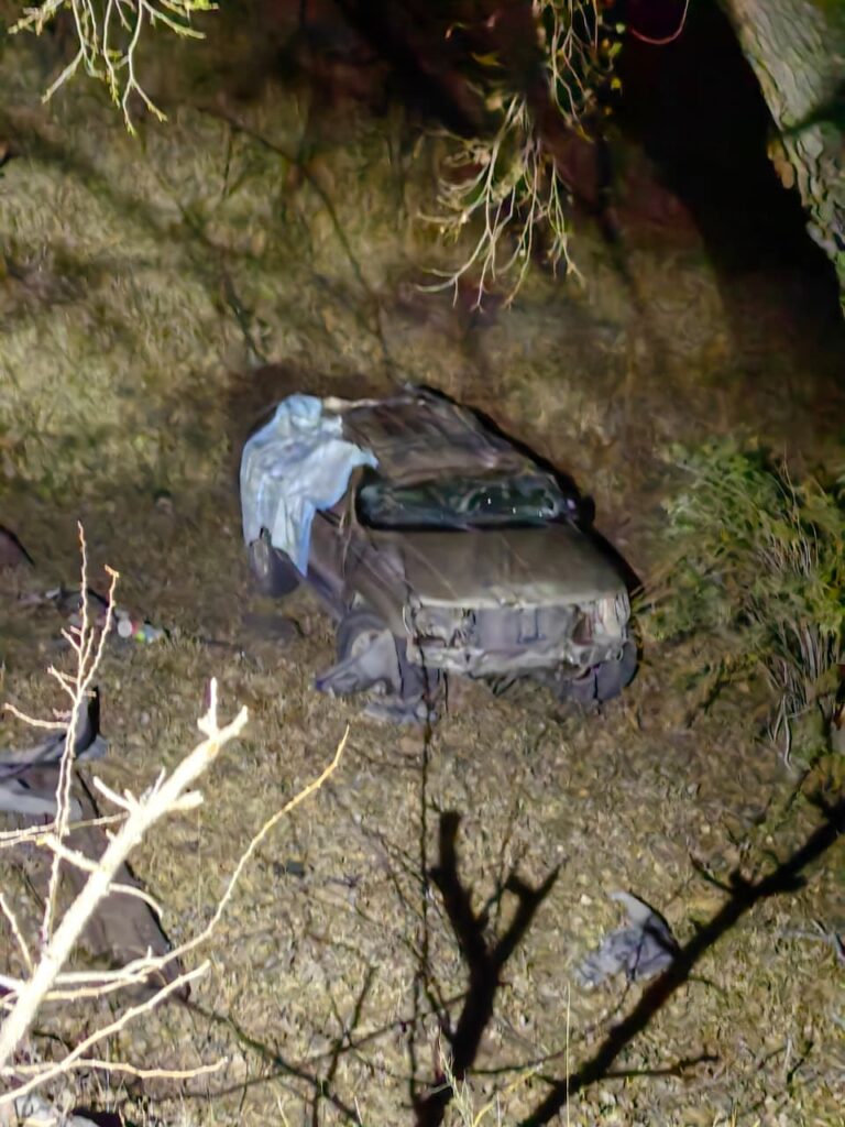 Pierde la vida abuelito al caer a un barranco en su camioneta