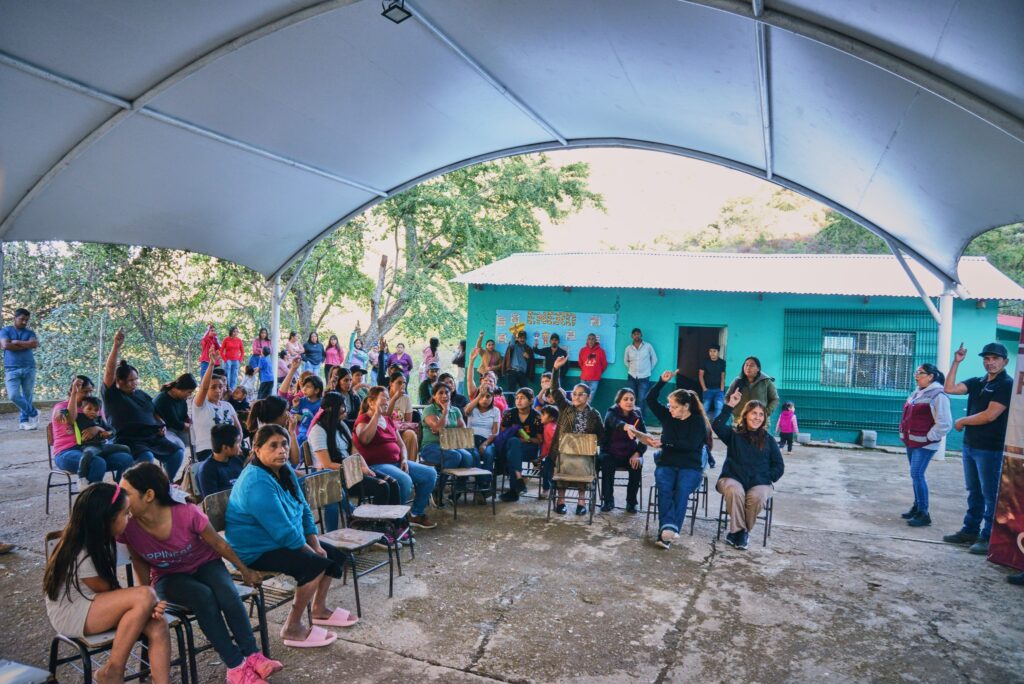 Alcaldesa realiza gira en comunidad