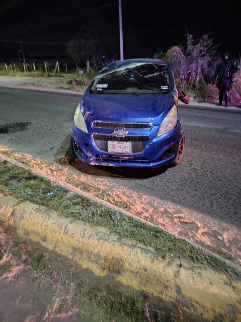 Volcó en su automóvil durante la madrugada y milagrosamente resultó ileso.