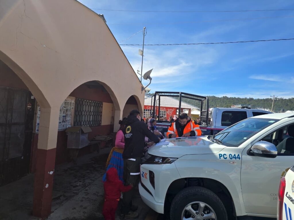 Lleva Protección Civil apoyos a familias de El Vergel afectadas por bajas temperaturas