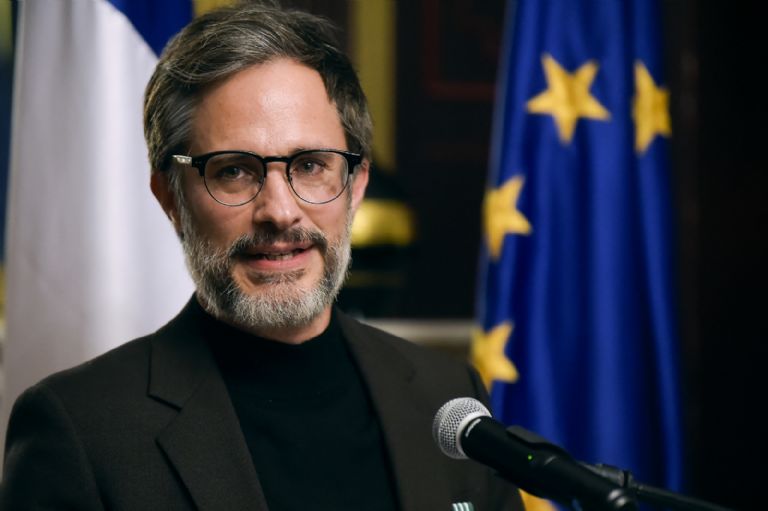 Gael García Bernal recibe la Orden de las Artes y las Letras de Francia