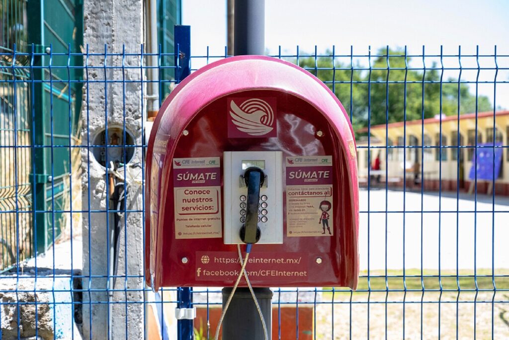 CFE trae de regreso las cabinas telefónicas a México