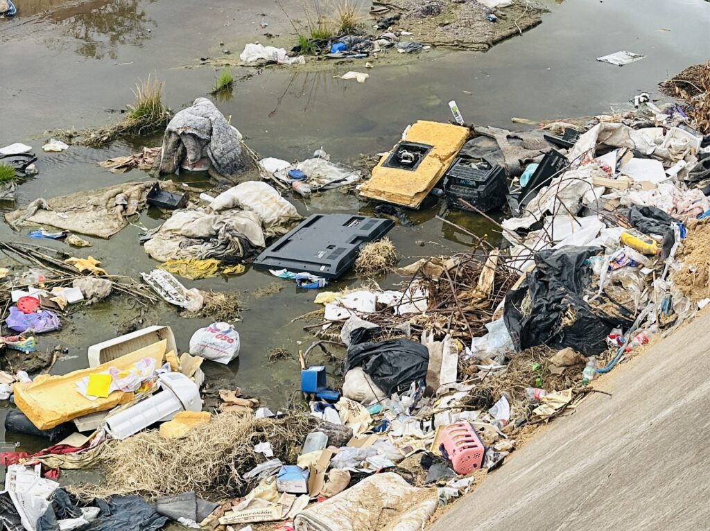 Arroyo Seco se ahoga entre basura y contaminación