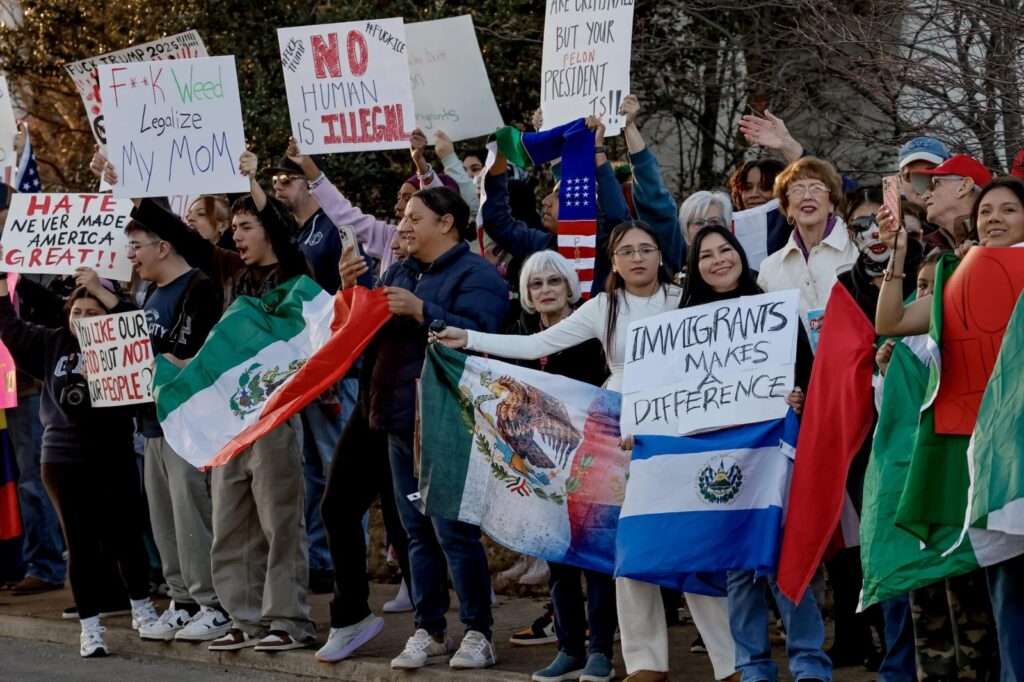 Primer año de Trump marca ofensiva sin precedentes contra migrantes en EU