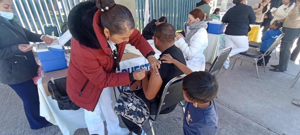 Gobierno del Estado aplica más de 2 mil vacunas en seis MacroCentros para proteger la salud de las familias duranguenses