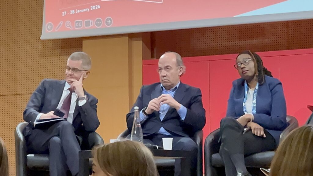 VIDEO: Estudiantes abuchean a Felipe Calderón durante conferencia: “Asesino, lárgate”