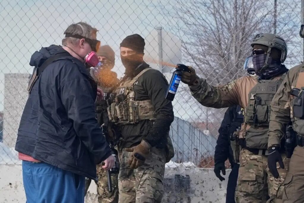 Jueza prohíbe el gas lacrimógeno en operativos migratorios de ICE