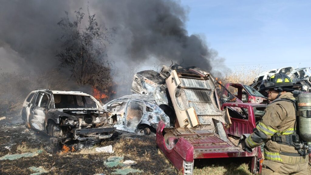 Arden los vehículos de un yonke de Durango tras incendio de basura
