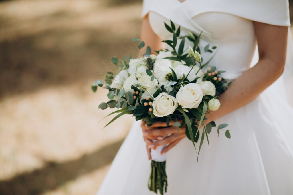 Novia descubre infidelidad días antes de su boda y pregunta en redes si debe casarse