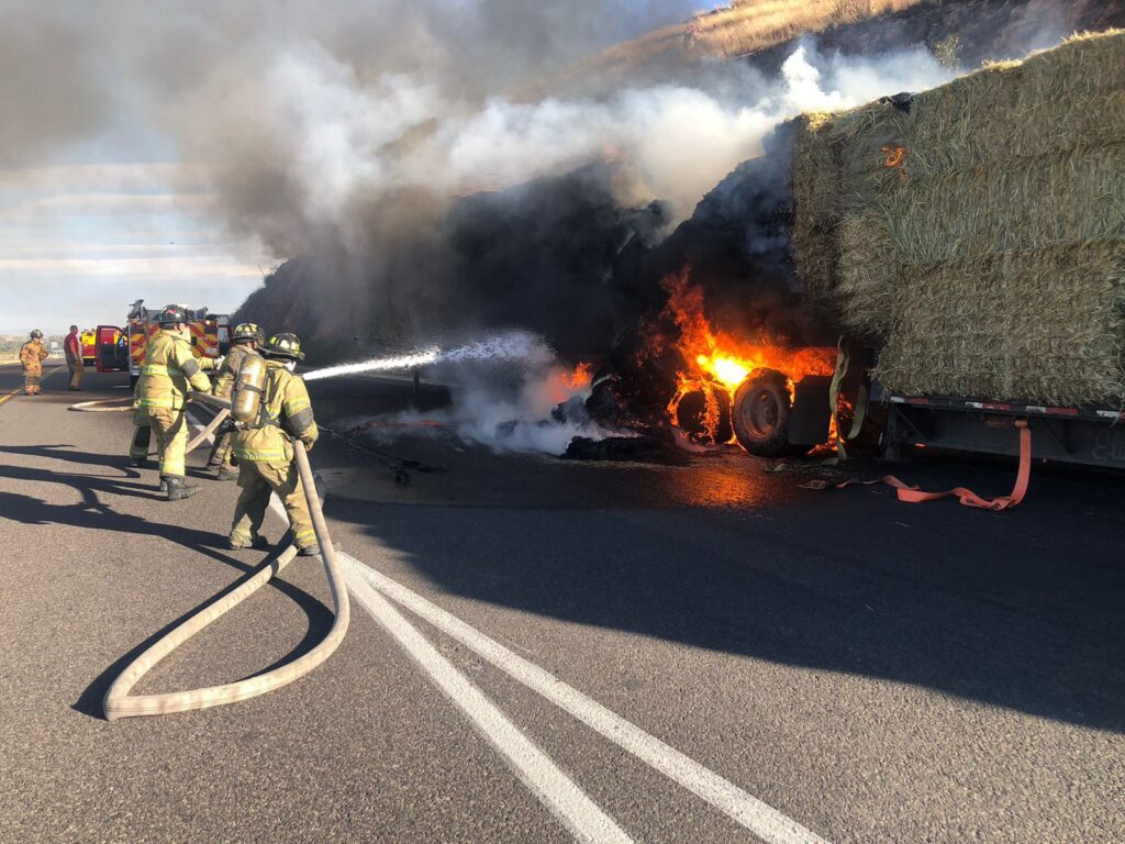 Se queman 20 toneladas de pacas de avena al incendiarse tráiler con doble plataforma