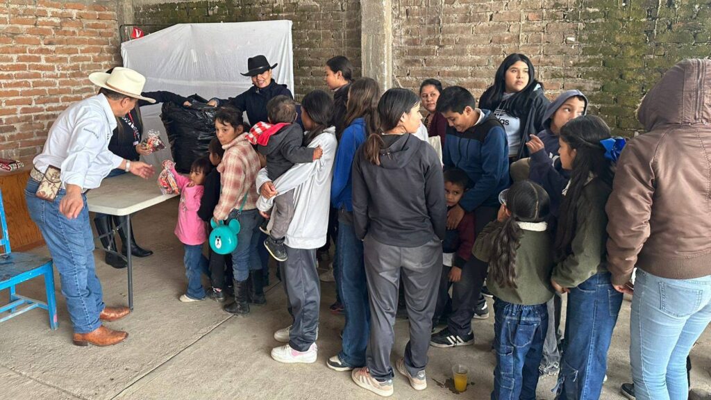 Presidencia Municipal y DIF fortalecen lazos comunitarios visitando Revolución Social