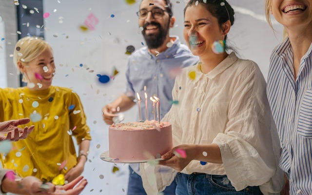 Morena propone descanso o pago doble el día de tu cumpleaños