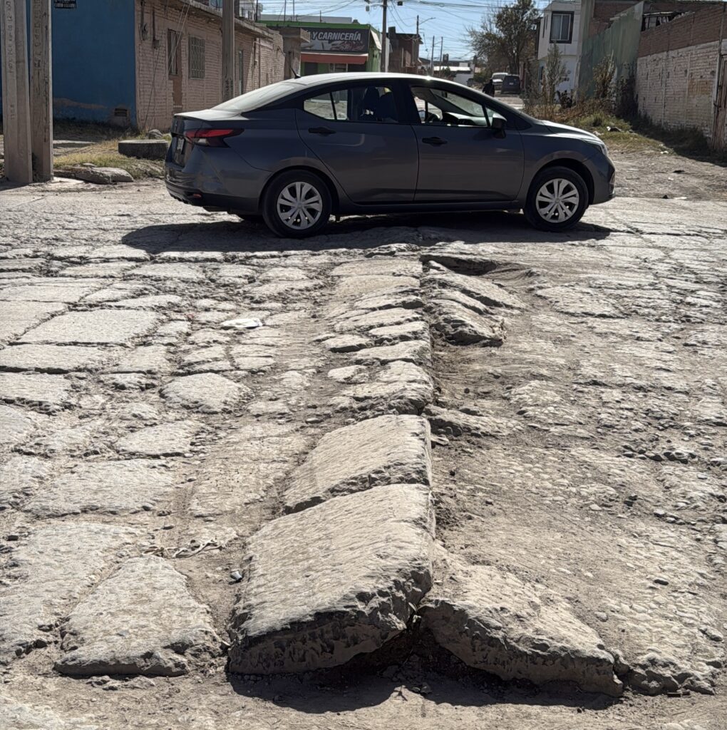 Dos años de abandono, el pavimento daña autos y nadie responde