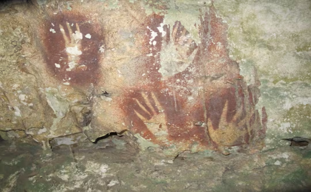 Hallan la pintura rupestre más antigua de la humanidad; tiene más de 67 mil años