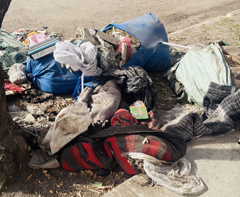 BANQUETA BLOQUEADA POR LA BASURA: INDIGNACIÓN CRECE EN PINO SUÁREZ