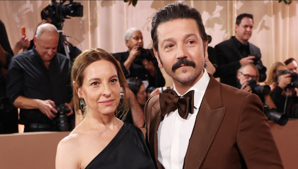 Marina de Tavira recibe críticas por su look junto a Diego Luna en los Globos de Oro
