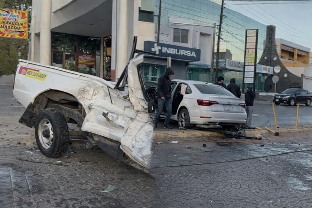 Viven de milagro , fuertisimo accidente en la Independencia deja daños millonarios