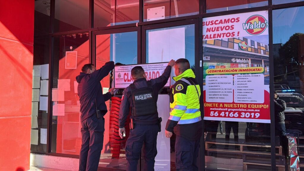 ¡No cumplen la norma! Protección Civil clausura tienda Waldos en Santiago