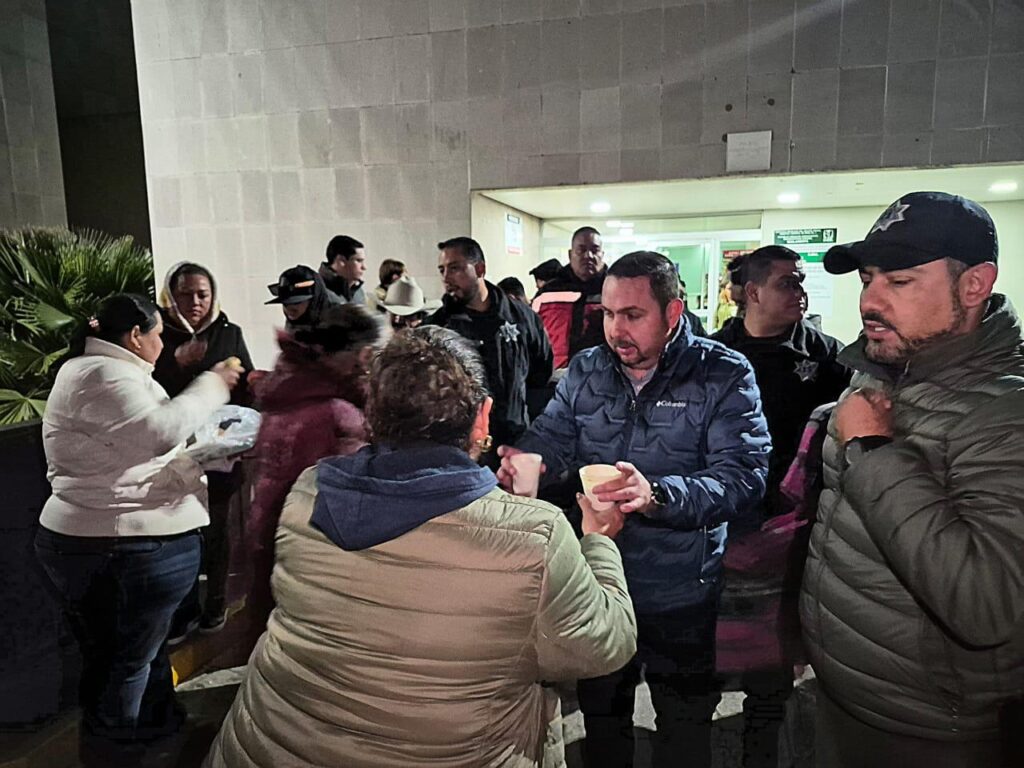 DMSP de Durango brinda apoyo a personas ante las bajas temperaturas.
