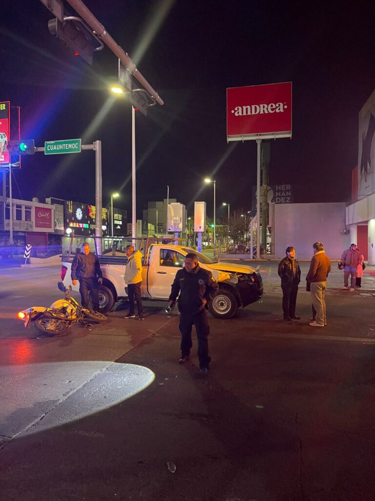Pareja de novios en motocicleta choca contra camioneta y queda herida