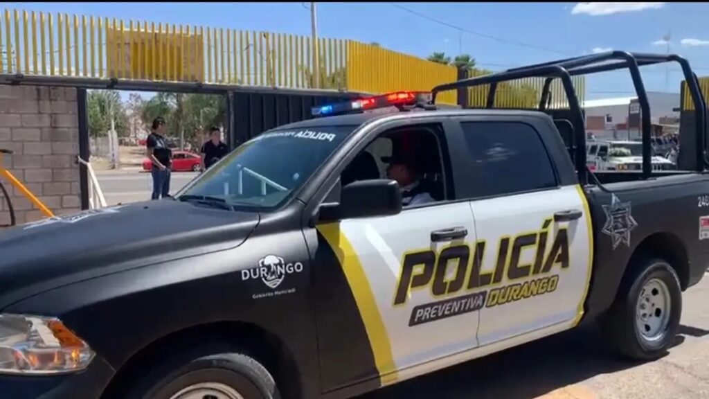Peatones rescatan a niño de dos años que descalzo temblaba de frío en la calle