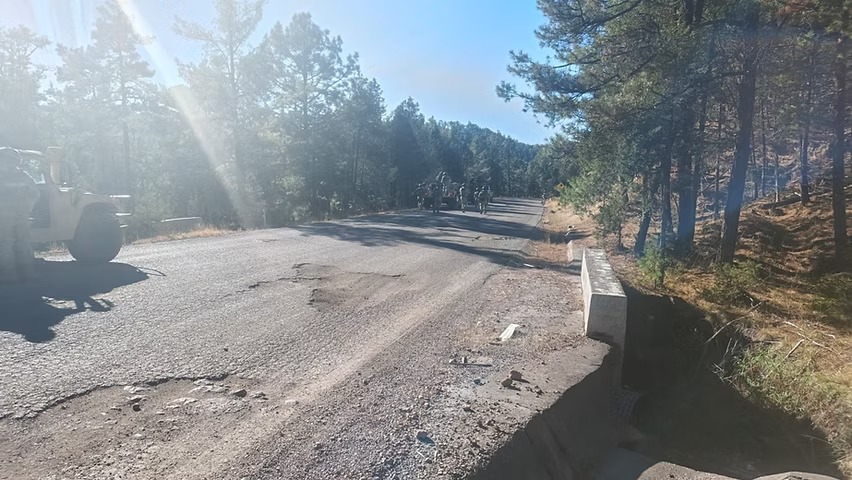 Carretera bloqueada en la comunidad El Ocote al Durazno; familias parralenses quedan atrapadas