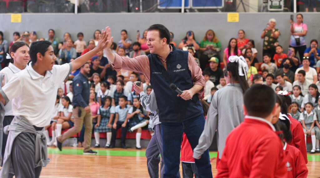 Uniformes escolares gratuitos garantizan igualdad a más de 400 mil estudiantes de Durango